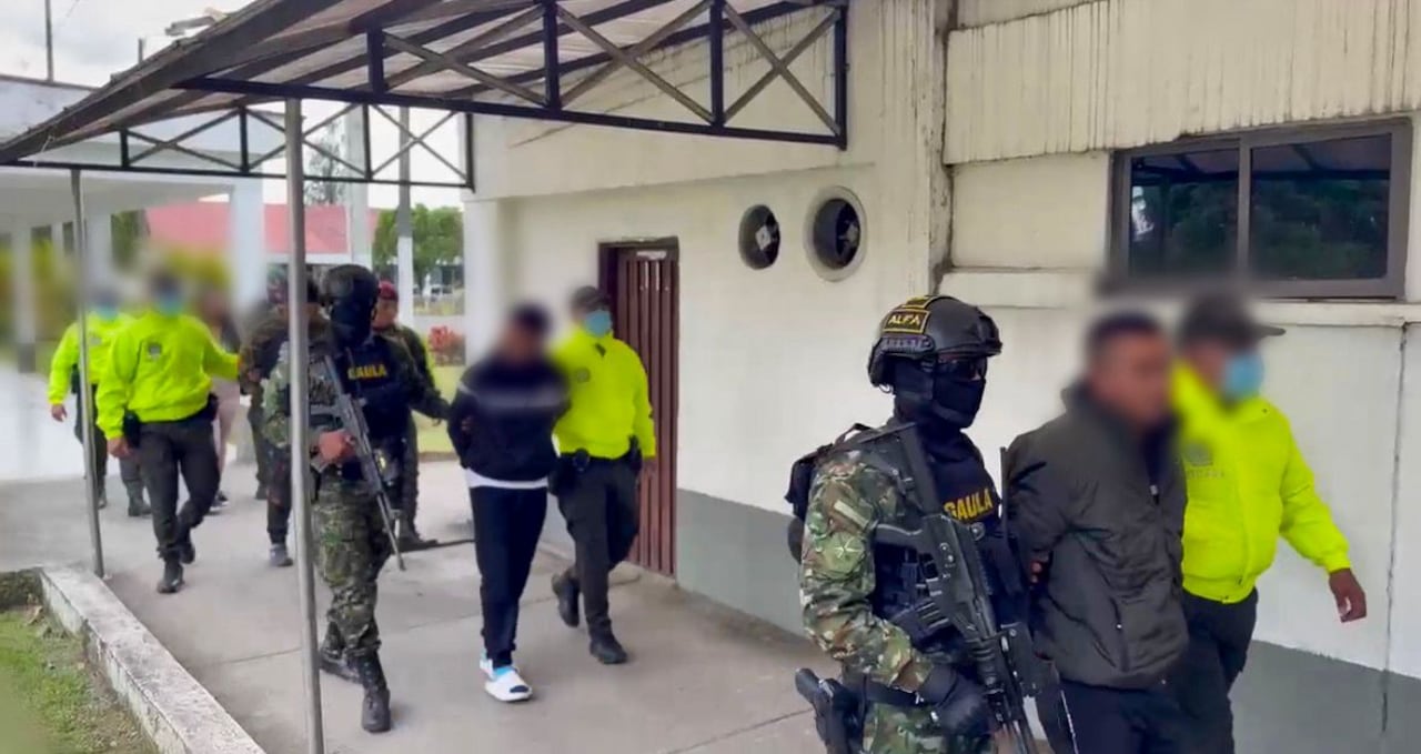 En medio de los allanamientos, las autoridades incautaron armas de fuego, celulares, documentos de vehículos robados y un automóvil con sistemas de identificación alterados.