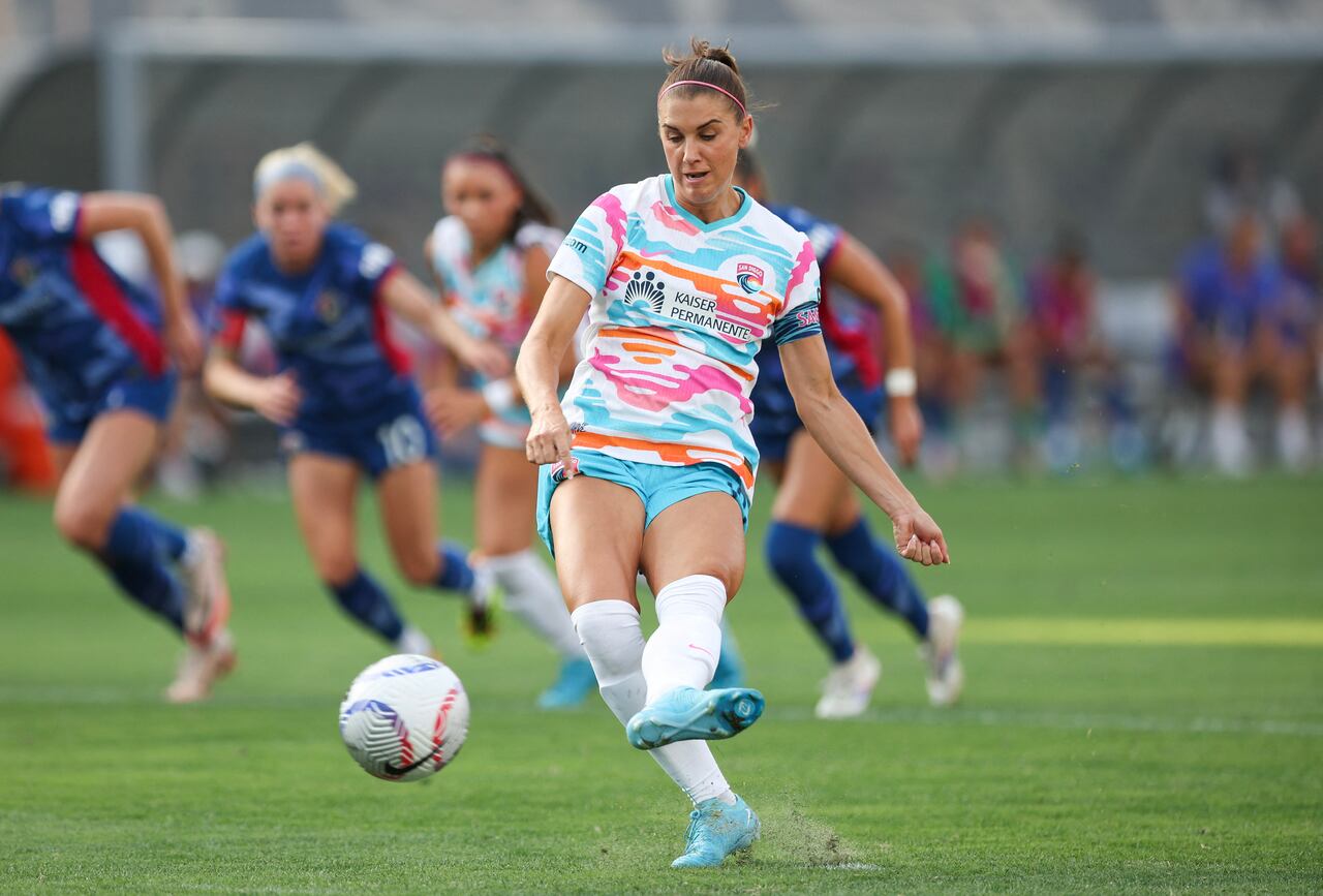 Instante en el que Alex Morgan patea el penal que fue atajado por la portera rival.