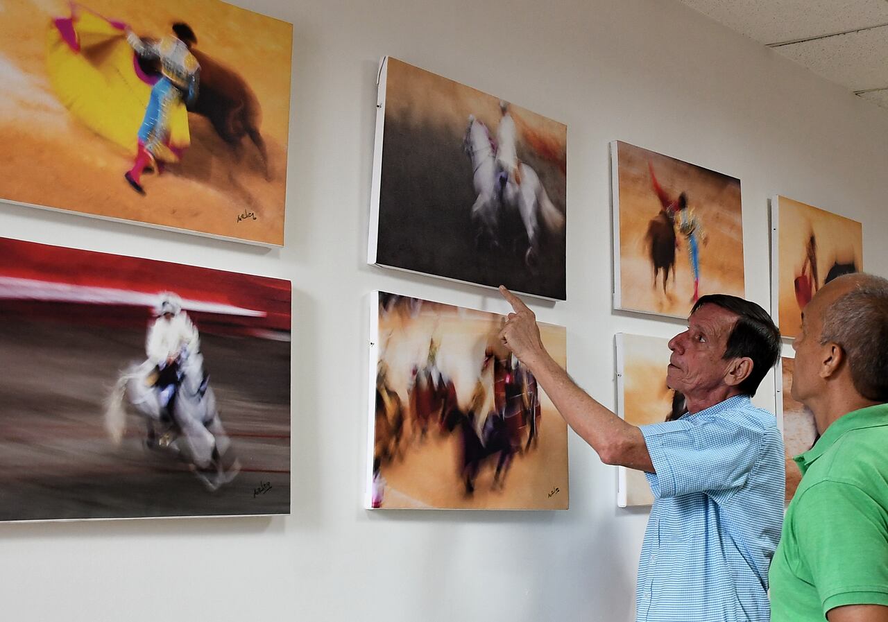 Vé: Exposición por sus 35 años como fotógrafo profesional Arley Acosta en la Biblioteca Departamental. Foto José L Guzmán. EL País.