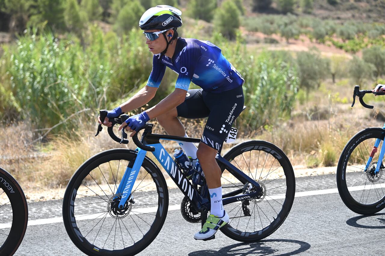 OLIVA, ESPAÑA - 01 DE SEPTIEMBRE: Einer Augusto Rubio Reyes de Colombia y Movistar Team compite durante la 78ª Vuelta a España 2023, Etapa 7 una etapa de 200,8 km de Utiel a Oliva / #UCIWT / el 01 de septiembre de 2023 en Oliva, España. (Foto de Tim de Waele/Getty Images)