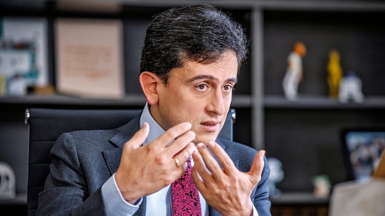 El exdirector de la Dian Luis Carlos Reyes habría sido el primero en denunciar la compra de congresistas, así se reconoce en los chats. También se documentan reuniones con congresistas de la Comisión de Crédito Público que están siendo investigados por el saqueo a la UNGRD.