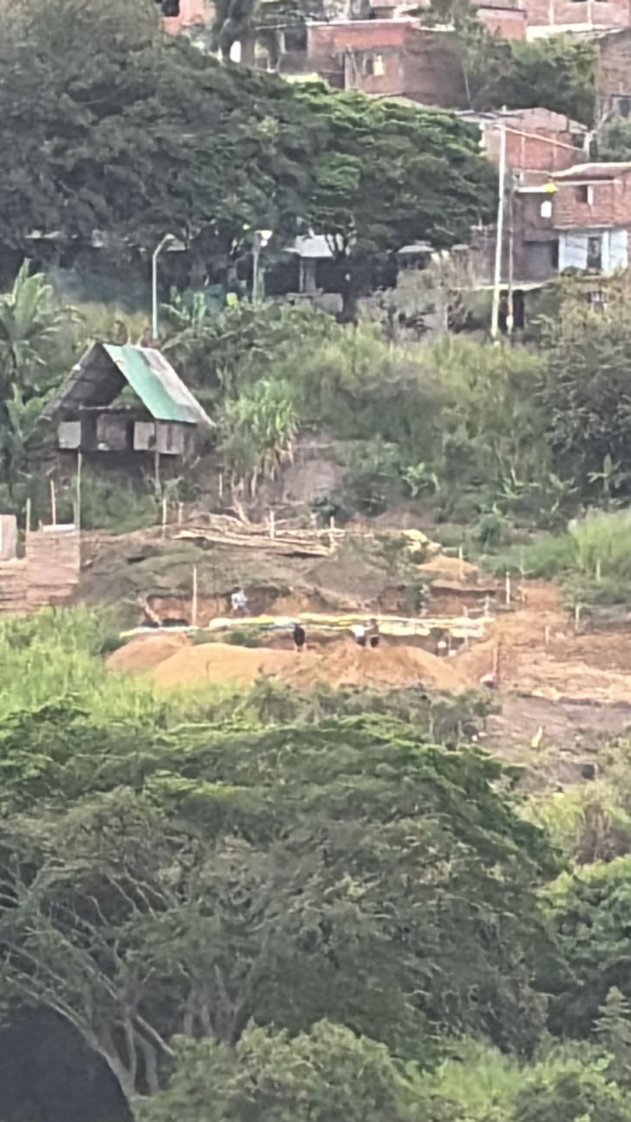 Una inspección de la Secretaría de Seguridad y Justicia confirmó la ocupación irregular del predio y el caso fue remitido a la Inspección de Policía Urbana de la Comuna 1.