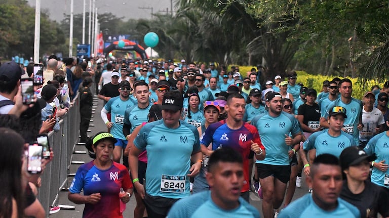 Afición: Con la participación de más de 9 mil atletas en 42k, 21k y 10 k se llevó a cabo la 2 versión de la Maratón del Valle. foto José L Guzmán. EL País.