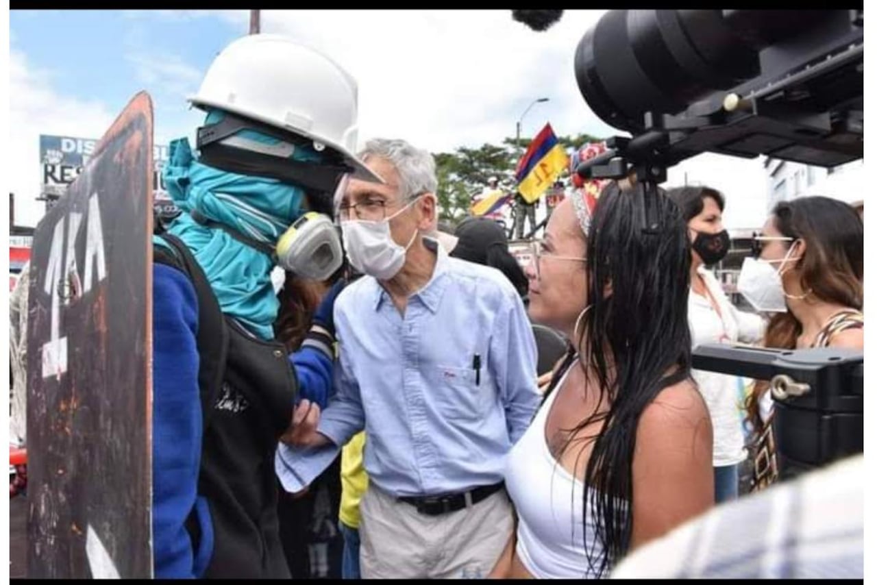 Elizabeth Serna, conocida como Nikita, realizando trabajo social en Cali