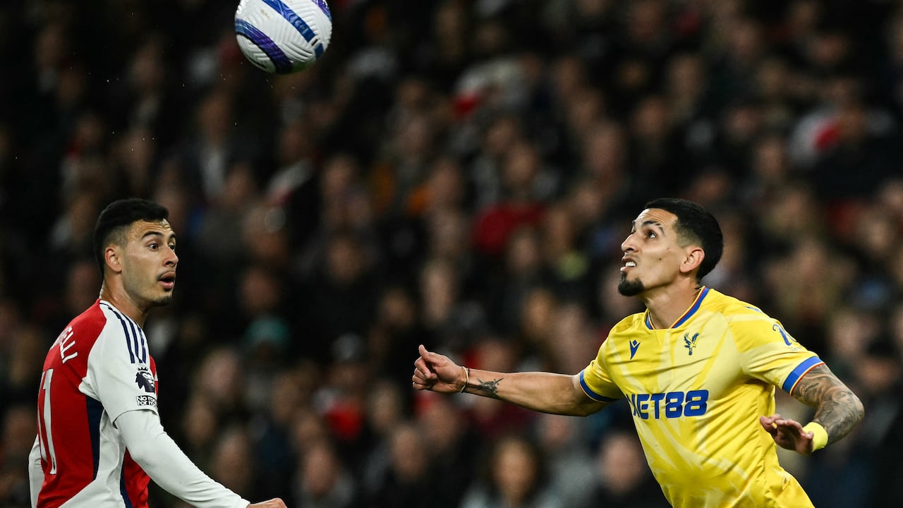 Arsenal's Brazilian midfielder #11 Gabriel Martinelli (L) and Crystal Palace's Colombian defender #12 Daniel Munoz eye the ball during the English Premier League football match between Arsenal and Crystal Palace at the Emirates Stadium in London on April 23, 2025. (Photo by Ben STANSALL / AFP) / RESTRICTED TO EDITORIAL USE. NO USE WITH UNAUTHORIZED AUDIO, VIDEO, DATA, FIXTURE LISTS, CLUB/LEAGUE LOGOS OR 'LIVE' SERVICES. ONLINE IN-MATCH USE LIMITED TO 120 IMAGES. AN ADDITIONAL 40 IMAGES MAY BE USED IN EXTRA TIME. NO VIDEO EMULATION. SOCIAL MEDIA IN-MATCH USE LIMITED TO 120 IMAGES. AN ADDITIONAL 40 IMAGES MAY BE USED IN EXTRA TIME. NO USE IN BETTING PUBLICATIONS, GAMES OR SINGLE CLUB/LEAGUE/PLAYER PUBLICATIONS. /