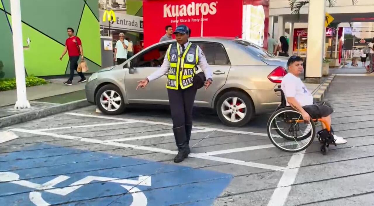Los espacios en centros comerciales y en vías, están debidamente demarcados, por eso, hacen un llamado a los ciudadanos a respetar estas zonas exclusivas para discapacitados. Foto: Alcaldía de Palmira / El País.