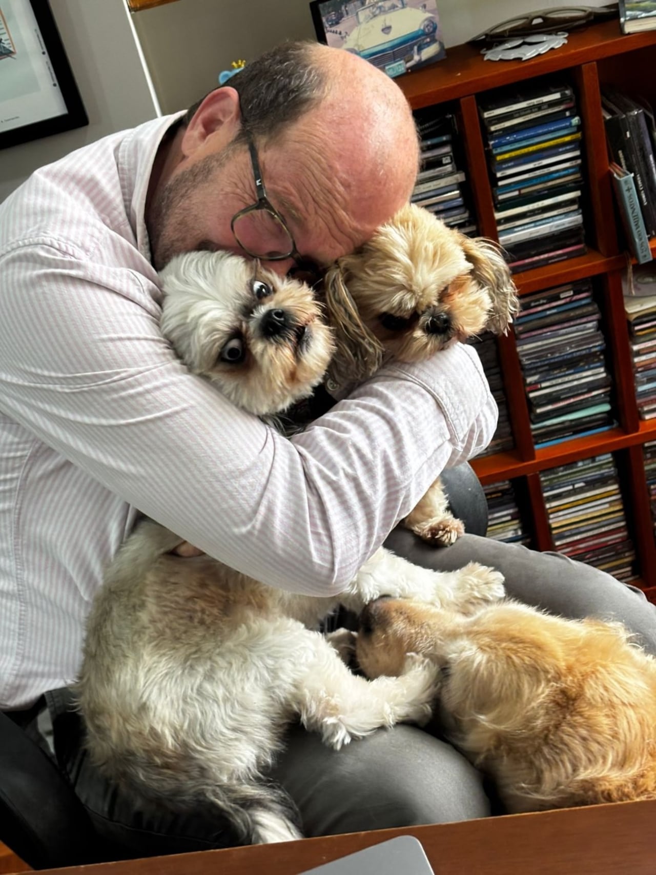 Samper repite: “La diferencia entre perros y personas es que a los perros nunca se les pasa el amor”.
