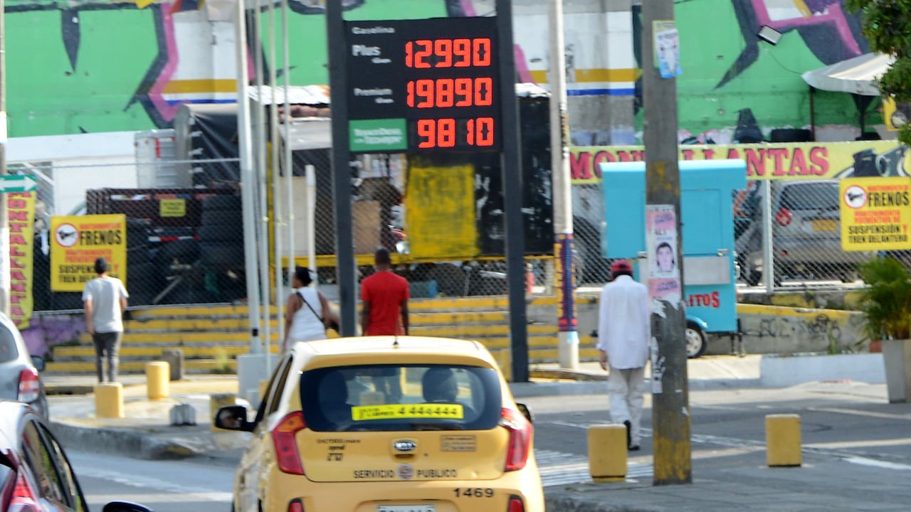 Cali: Economía. Nuevamente, el precio de la gasolina corriente se incrementó en 600 pesos, igual que el mes pasado, llegado en Cali a los casi 13 mil pesos por galón en ciertas estaciones.Todo esto dentro de las últimas declaraciones del presidente Gustavo Petro dice que no habrá cambios en política de importación de gasolina