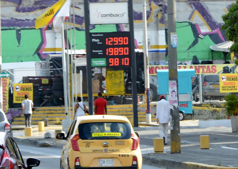 Cali: Economía. Nuevamente, el precio de la gasolina corriente se incrementó en 600 pesos, igual que el mes pasado, llegado en Cali a los casi 13 mil pesos por galón en ciertas estaciones.Todo esto dentro de las últimas declaraciones del presidente Gustavo Petro dice que no habrá cambios en política de importación de gasolina