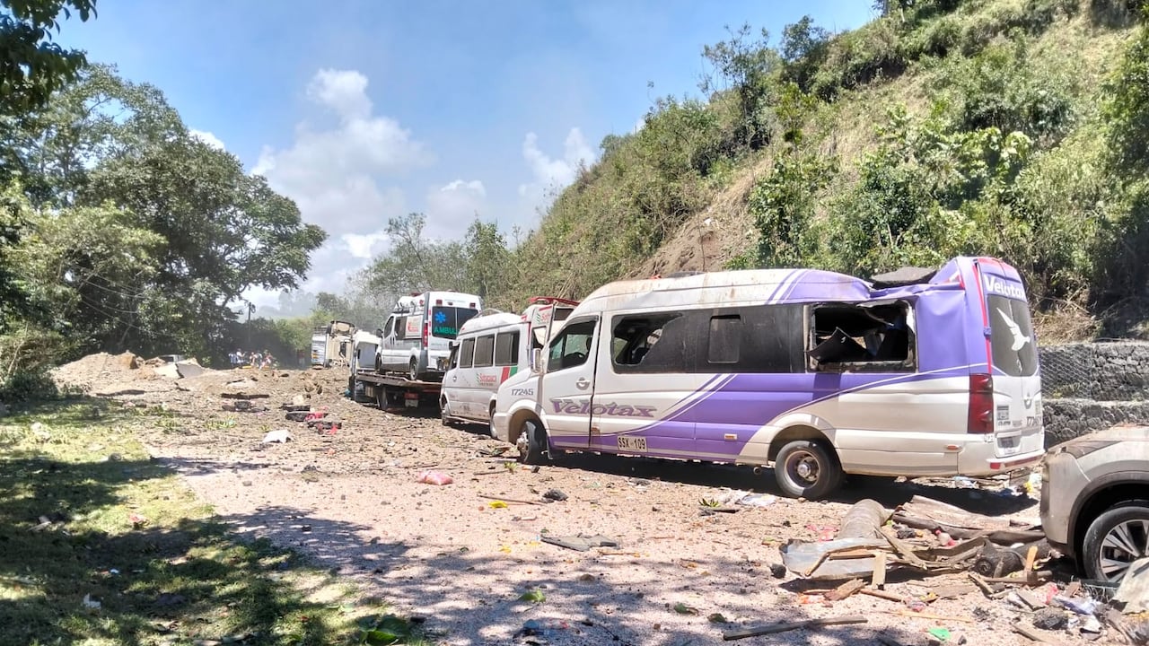 Disidentes realizaron grafitis alusivos a las Farc sobre los automotores utilizados para cerrar el paso vehicular.