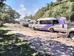 Disidentes realizaron grafitis alusivos a las Farc sobre los automotores utilizados para cerrar el paso vehicular.