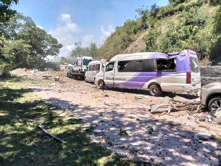 Disidentes realizaron grafitis alusivos a las Farc sobre los automotores utilizados para cerrar el paso vehicular.