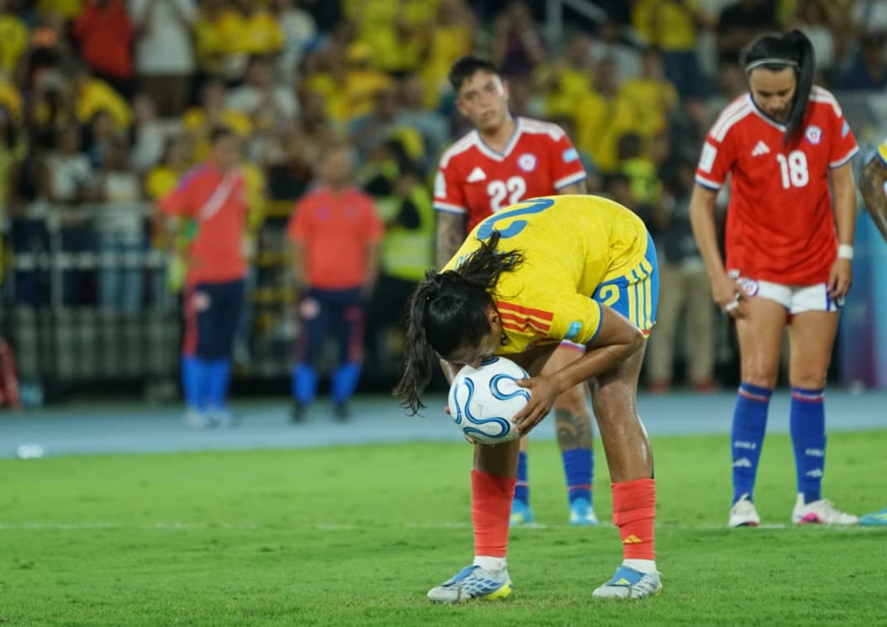 El segundo gol de Colombia llegó por una pena máxima.