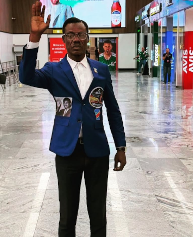Lumumba Vea es reconocido por permanecer inmóvil durante los partidos.