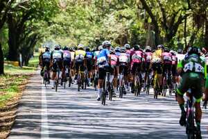 Bajo un intenso sol, los ciclistas completaron una etapa más.