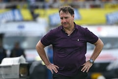 Colombia's Argentine head coach Nestor Lorenzo gestures during the 2026 FIFA World Cup South American qualifiers football match between Colombia and Peru, at the Metropolitano Roberto Melendez stadium in Barranquilla, Colombia, on June 6, 2025. (Photo by Luis ACOSTA / AFP)
