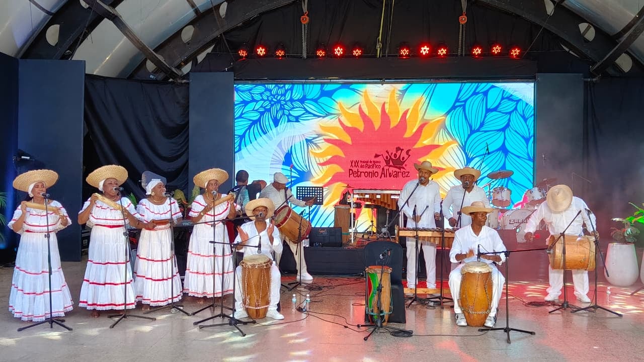 El Teatro al Aire Libre Los Cristales recibió el inicio de la edición número 30 del Festival Petronio Álvarez con actividades culturales y homenajes a su historia.