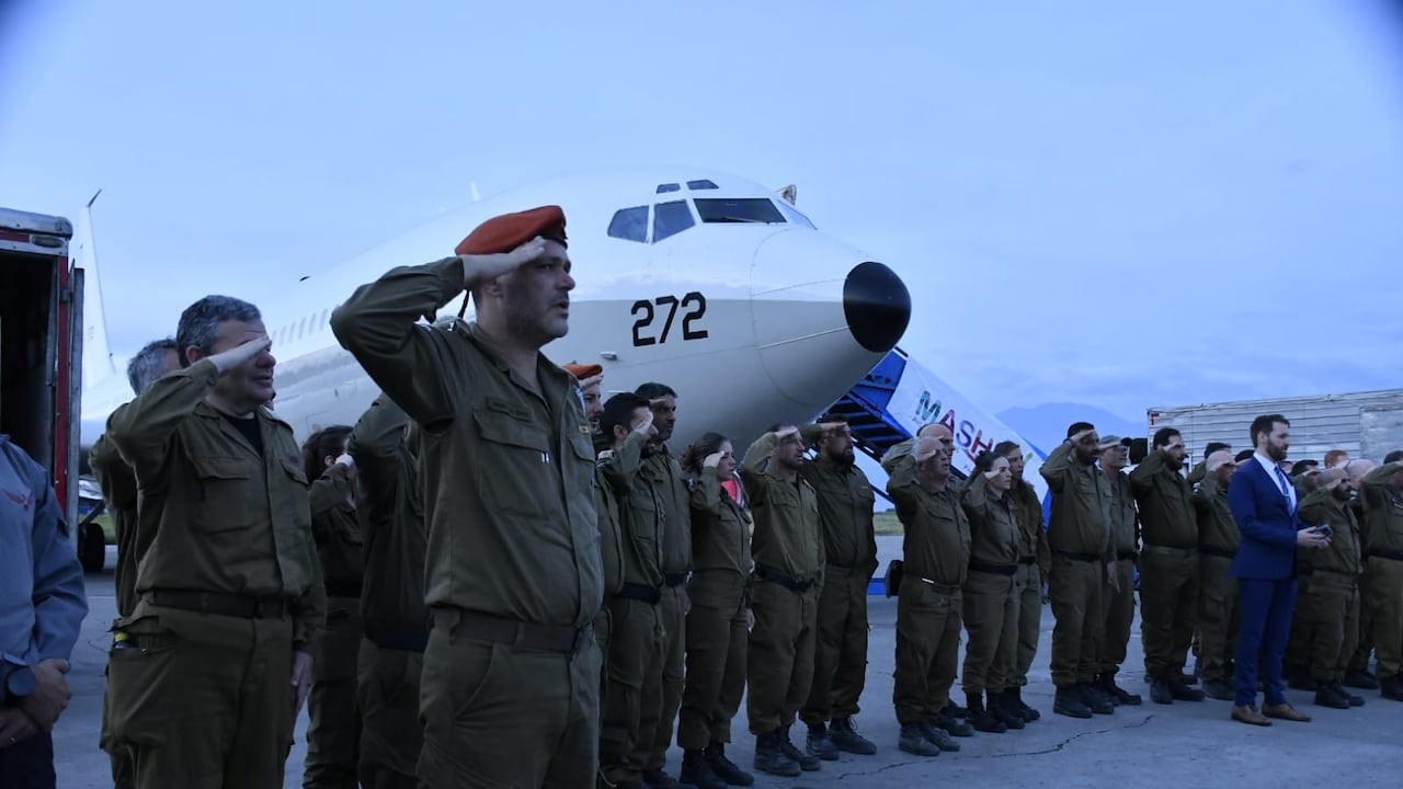 Los 23 rescatistas de Israel fueron despedidos en el Aeropuerto Alfonso Bonilla Aragón.