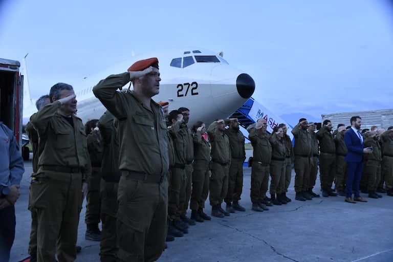Los 23 rescatistas de Israel fueron despedidos en el Aeropuerto Alfonso Bonilla Aragón.