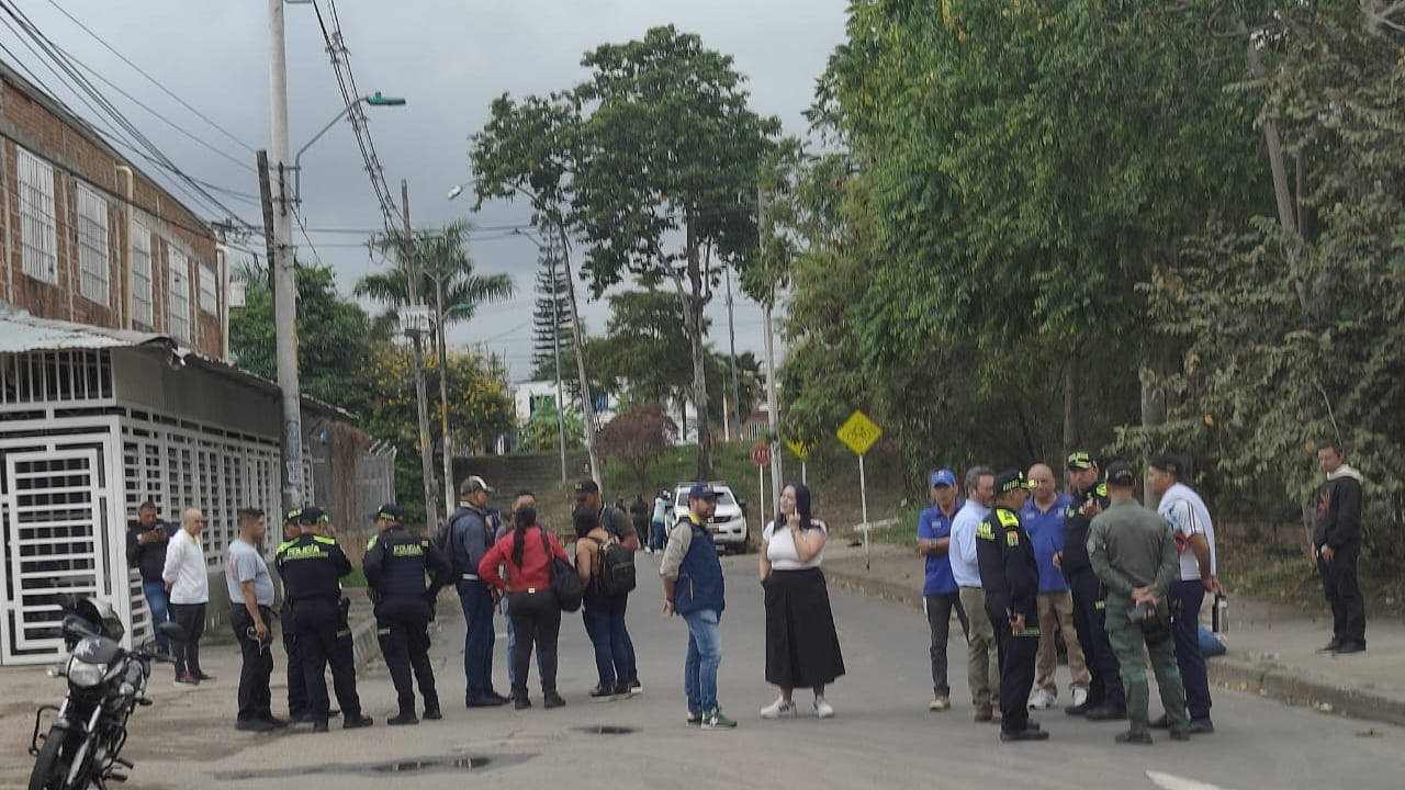 El ataque contra la patrulla policial generó temor entre los residentes del sector, quienes escucharon las detonaciones en la madrugada.
