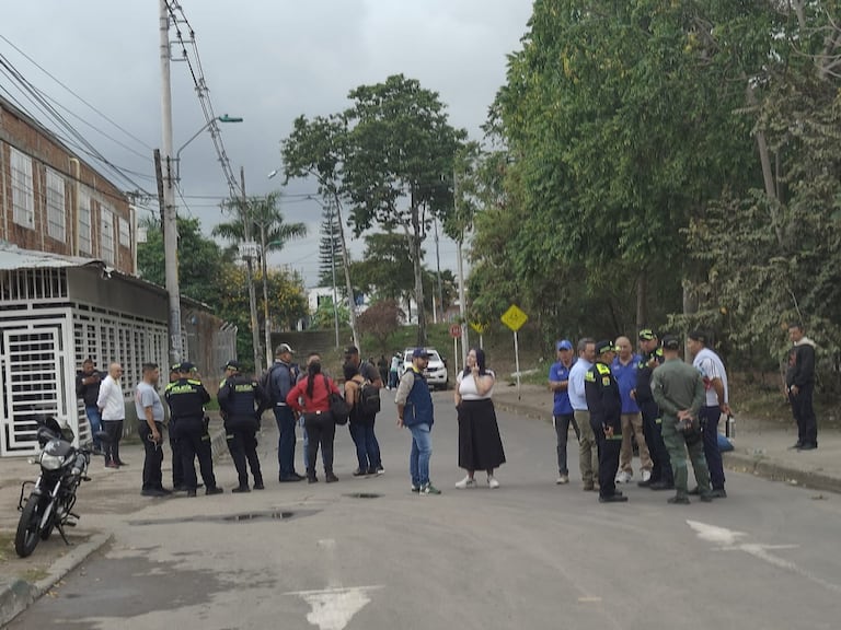 El ataque contra la patrulla policial generó temor entre los residentes del sector, quienes escucharon las detonaciones en la madrugada.