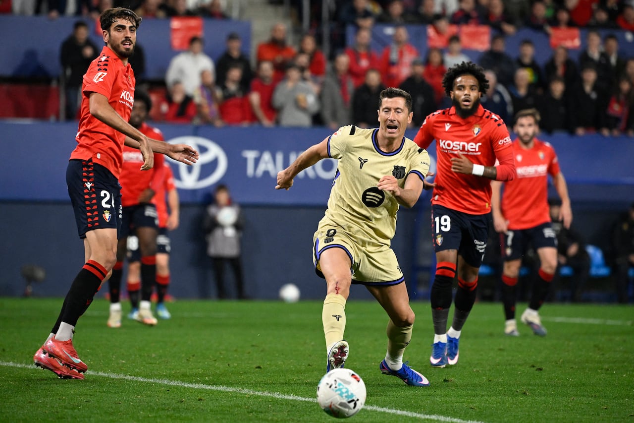El delantero polaco del Barcelona, Robert Lewandowski (número 09), pierde el equilibrio durante el partido de la liga española entre el CA Osasuna y el FC Barcelona en el estadio El Sadar de Pamplona, el 2 de mayo de 2026. (Foto de ANDER GILLENEA / AFP)