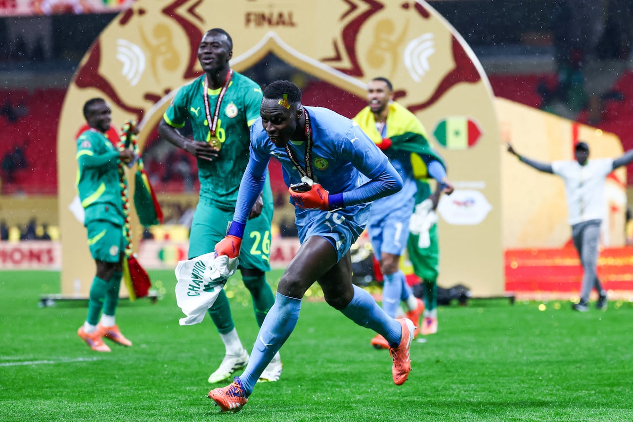 El portero senegalés número 16, Edouard Mendy, y sus compañeros celebran la victoria al final de la final de la Copa Africana de Naciones (CAN) contra Marruecos, en el Estadio Príncipe Moulay Abdellah de Rabat, el 18 de enero de 2026. (Foto: FRANCK FIFE / AFP)