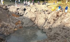 En un verdadero cráter terminó un amplio tramo de la vía Panamericana luego que accionaran cargas explosivas.