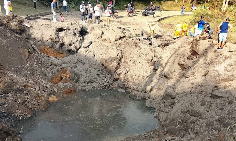 En un verdadero cráter terminó un amplio tramo de la vía Panamericana luego que accionaran cargas explosivas.