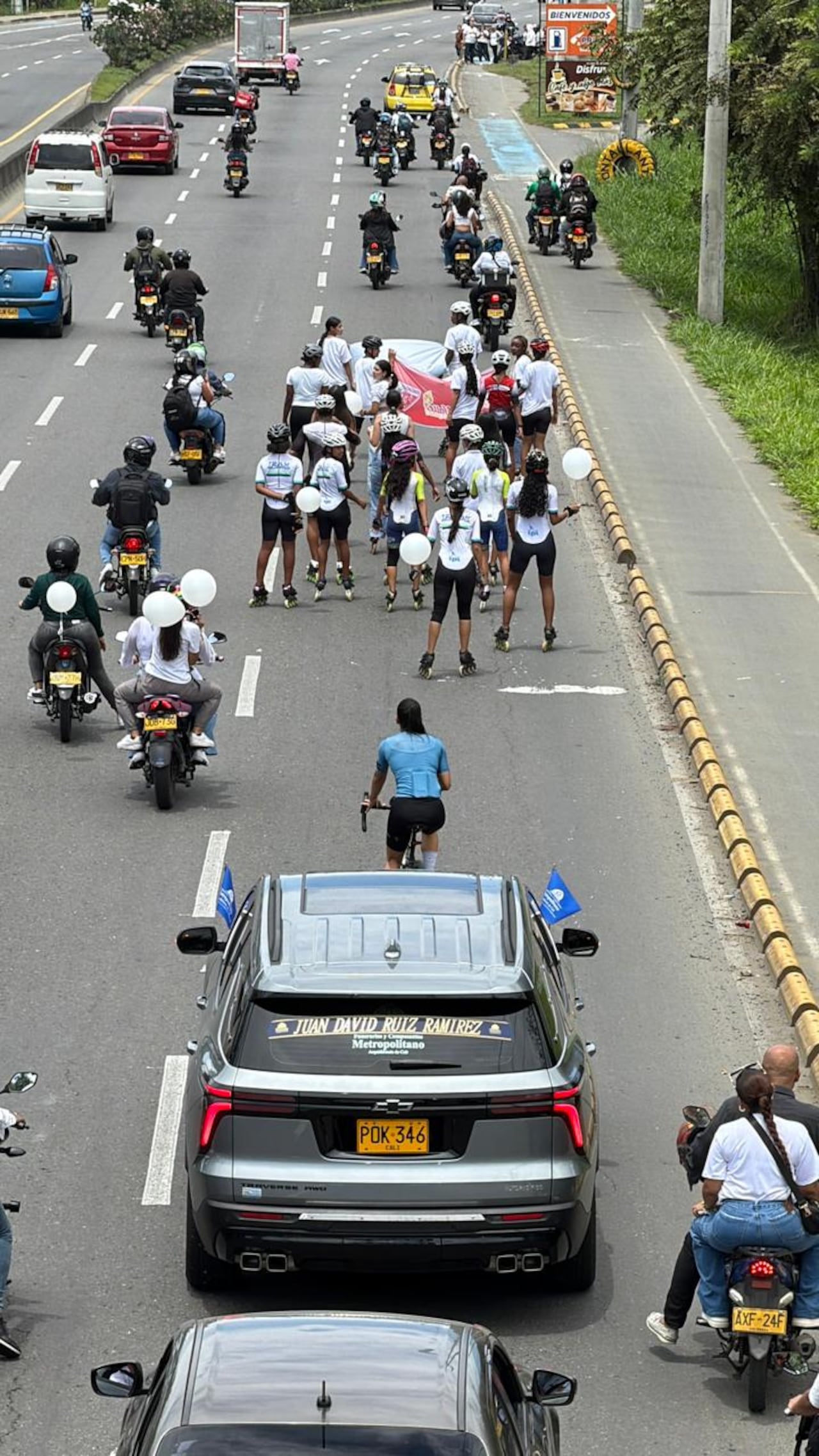 Caravana fúnebre de Juan David Ruiz, el joven patinador que falleció mientras realizaba su entrenamiento habitual en el Patinódromo Mundialista 'Luz Mery Tristán'. Sus compañeros de la Liga Vallecaucana de Patinaje y del Club Relámpago, al que pertenecía, lo acompañan en patines.