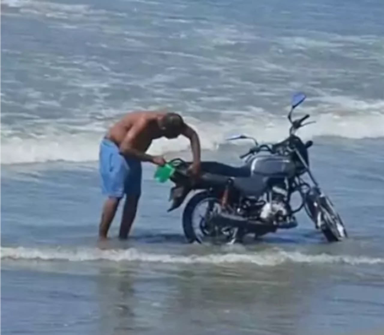 Registro en video evidencia prácticas que pueden constituir infracciones ambientales en playas de Cartagena.