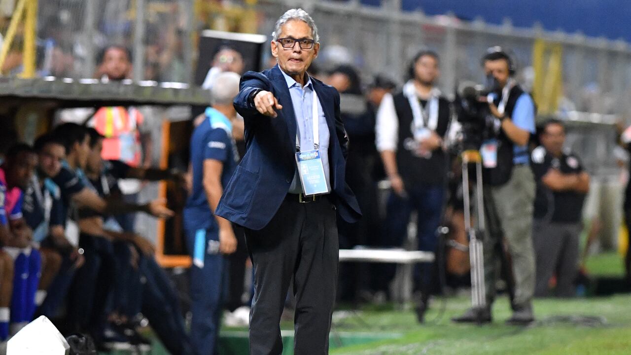 El entrenador colombiano de Honduras, Reinaldo Rueda, hace gestos durante el partido de fútbol clasificatorio de la Concacaf para la Copa Mundial de la FIFA 2026 entre Honduras y Costa Rica en el Estadio General Francisco Morazán en San Pedro Sula, Honduras, el 9 de octubre de 2025. (Foto de Orlando SIERRA / AFP)