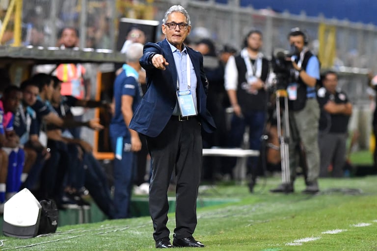 El entrenador colombiano de Honduras, Reinaldo Rueda, hace gestos durante el partido de fútbol clasificatorio de la Concacaf para la Copa Mundial de la FIFA 2026 entre Honduras y Costa Rica en el Estadio General Francisco Morazán en San Pedro Sula, Honduras, el 9 de octubre de 2025. (Foto de Orlando SIERRA / AFP)