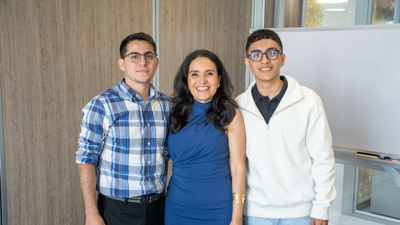 Diana Arteaga (centro), gerente de Finding Technology Company.