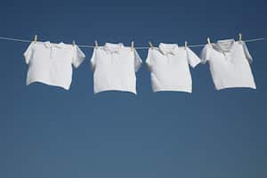 El cuidado de la ropa blanca, en ocasiones, requiere de cuidados especiales para mantener su color.
