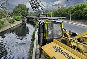 Las Empresas Municipales de Cali, continúan en la labor de limpiar el canal de aguas lluvias del sector ubicado en la avenida ciudad de Cali que comprende con la petar de Cañaveralejo. Y así prevenir el taponamiento por basuras cuando llegue la temporada de lluvias en Cali. Fotos Raúl Palacios / El pais.