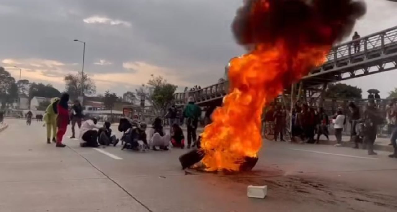 La Universidad Nacional ordenó este jueves, 2 de mayo, la evacuación de sus instalaciones en Bogotá por alteraciones del orden público y presencia de encapuchados en la plaza central y en las entradas de la calle 26 y la calle 45.