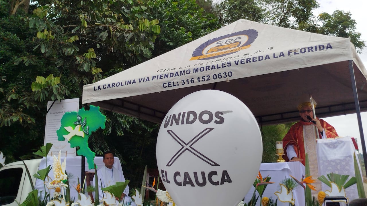 Feligreses se congregaron en la vereda El Túnel, en Cajibío, para participar en la misa campal en memoria de las víctimas del atentado registrado en este punto de la Panamericana.