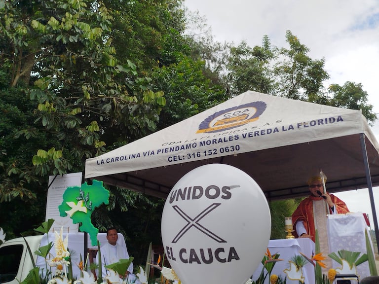 Feligreses se congregaron en la vereda El Túnel, en Cajibío, para participar en la misa campal en memoria de las víctimas del atentado registrado en este punto de la Panamericana.