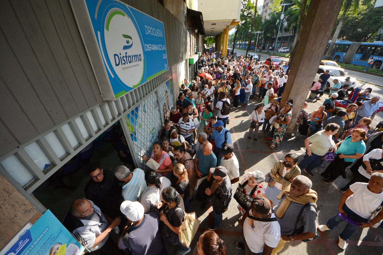 Problemas con la entrega de medicinas en un dispensario de Nueva EPS Disfarma C.C.S.A.S sobre la Avenida Las Américas con calle 19 en Cali. Foto Jorge Orozco. El País.