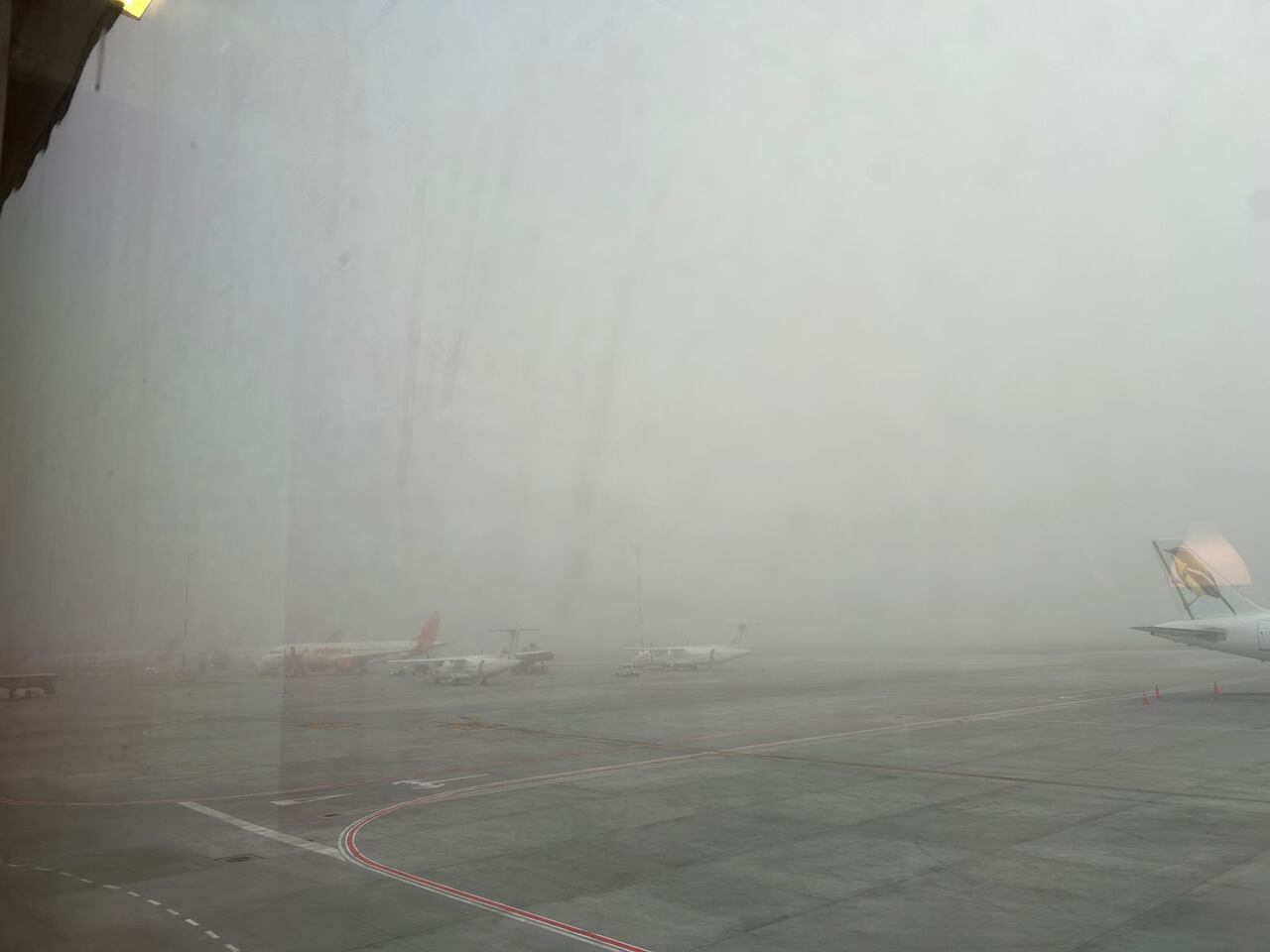 Neblina total en el Aeropuerto El Dorado de Bogotá, durante la mañana de este 23 de octubre del 2025.