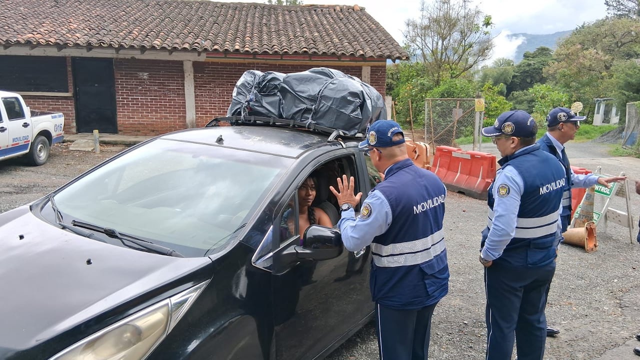 Agentes de tránsito hacen presencia en El Saladito con controles y acompañamiento durante el plan retorno.