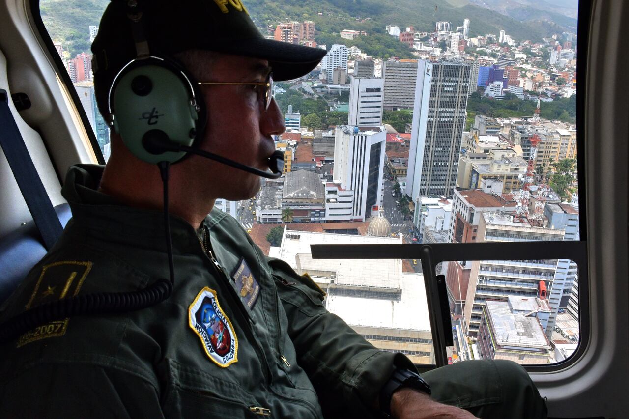 Con El Helicóptero El Halcón, la Policía protege a Cali en la Cop 16.
El Halcón, un helicóptero con el que la Policía Metropolitana patrulla los cielos de Cali en actividades de inspección, vigilancia aérea y apoyo a unidades en tierra, con capacidad de reacción inmediata.
Y aunque no es un helicóptero de combate, permite apoyar en minutos a nuestros patrulleros en diferentes operativos, identificando sospechosos a través de grabaciones diurnas y nocturnas con cámara térmica. Esto facilita el trabajo de investigación y judicialización realizado por la policía, el cuerpo técnico de investigación judicial y la Fiscalía, para llevar a los responsables de delitos ante la justicia. Fotos Raúl Palacios / El País.