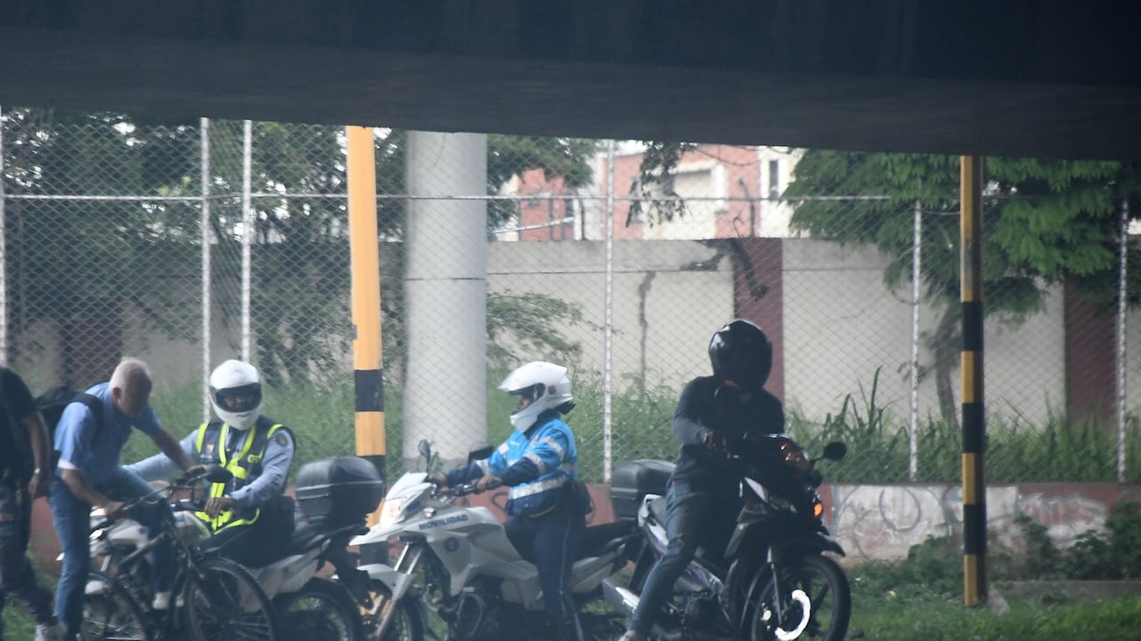 Fotodenuncia: Paso prohibido por motociclista, Sameco.