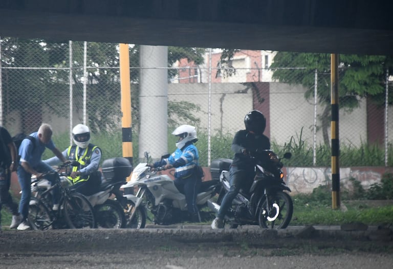 Fotodenuncia: Paso prohibido por motociclista, Sameco.