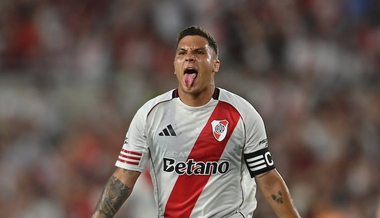 Juan Fernando Quintero luego de marcar un gol con River Plate en la Liga de Argentina.