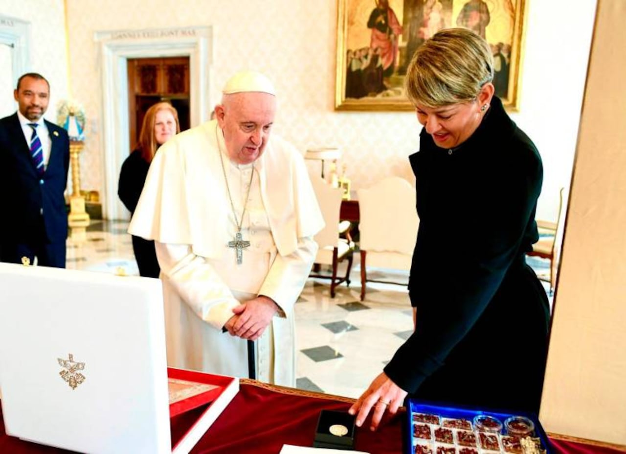 verónica alcocer y el papa el país