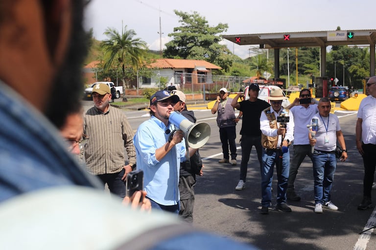 Este viernes se registran bloqueos en varios de los peajes de Autopistas del Café.