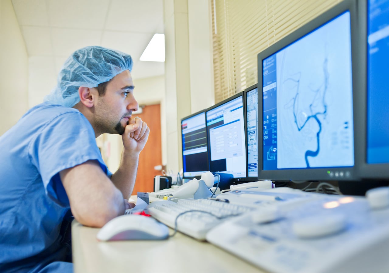 Doctor analiza escaneo de aneurisma