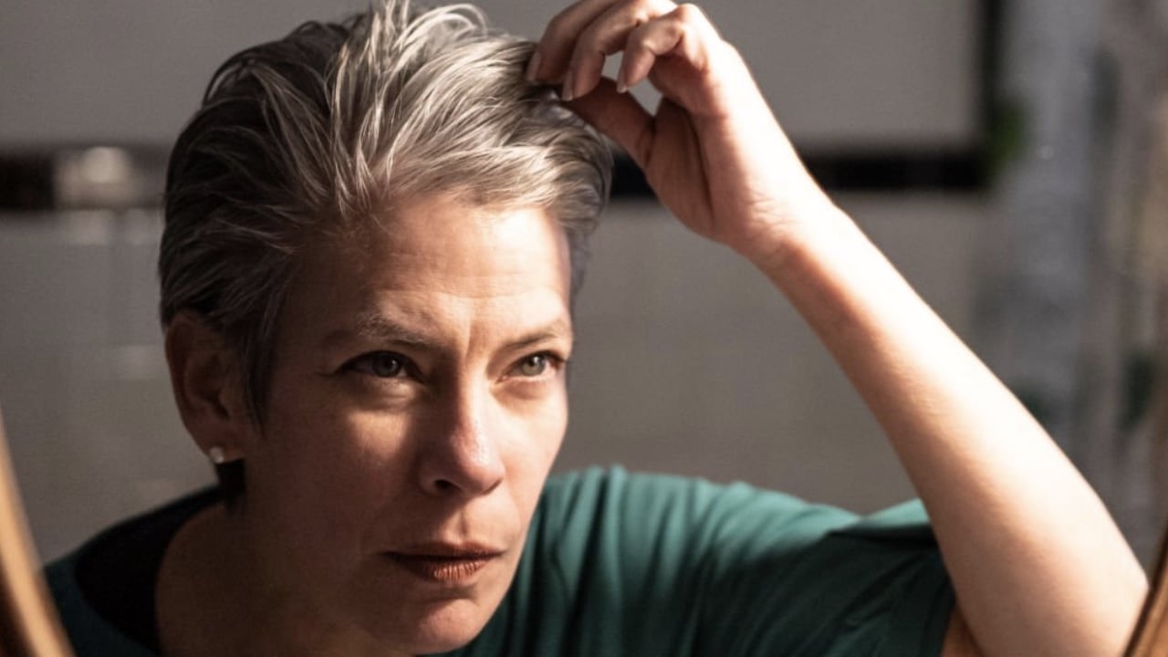 Solo agregando 1/4 de agua al tinte, antes de mezclarlo con el agua oxigenada, el color del cabello podrá durar un poco más de lo esperado.